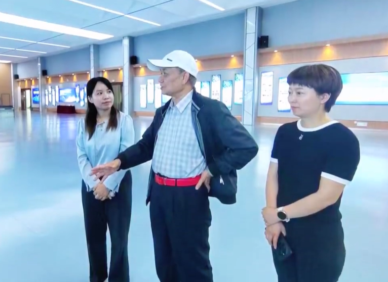 4月28日上午，原交通部公路科學(xué)研究院副總工程師、原中國(guó)公路學(xué)會(huì)養(yǎng)護(hù)與管理分會(huì)專家委員會(huì)主任王松根一行蒞臨萬里交科智能制造產(chǎn)業(yè)園考察調(diào)研。
