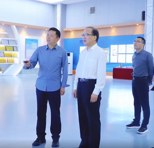4月29日上午，河南省工商聯(lián)主席胡漢陽一行蒞臨萬里交科智能制造產(chǎn)業(yè)園調(diào)研指導(dǎo)，許昌市委統(tǒng)戰(zhàn)部副部長(zhǎng)、市工商聯(lián)黨組書記王幸福與魏都區(qū)委統(tǒng)戰(zhàn)部部長(zhǎng)楚知真陪同調(diào)研