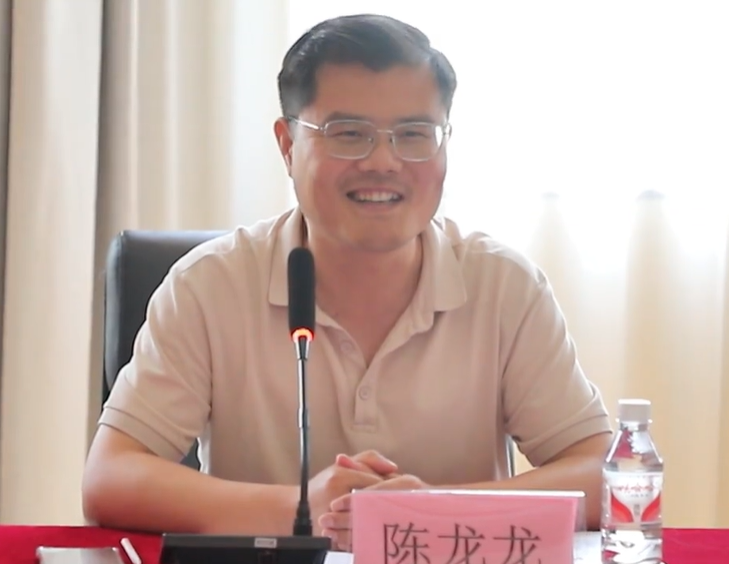 5月10日，鞏義市公路事業(yè)發(fā)展中心副主任陳龍龍一行蒞臨萬里交科智能制造產(chǎn)業(yè)園，調(diào)研德通路面再生列車及路面再生產(chǎn)業(yè)互聯(lián)網(wǎng)平臺(tái)，深化溝通合作，攜手共謀發(fā)展。